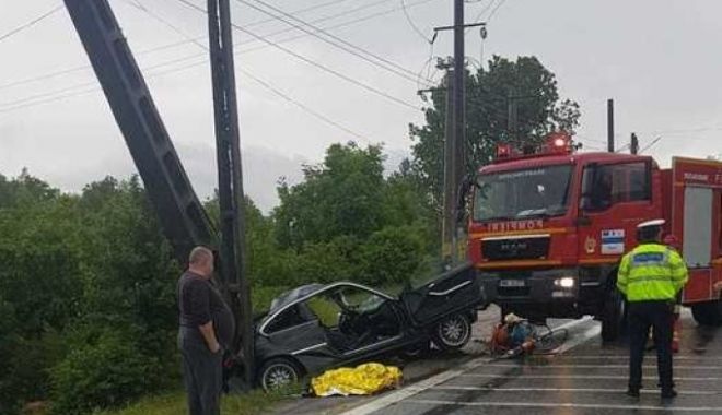 ACCIDENT RUTIER GRAV! O persoană A MURIT și alte două au fost rănite după ce o mașină a intrat într-un stâlp - 61961070-1526757587.jpg