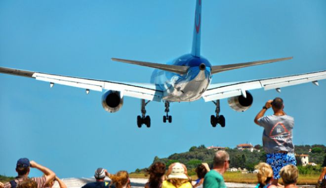 CAZ ULUITOR! Copil luat pe sus de un avion, pe plajă! A zburat 10 metri prin aer - 61981670-1535188916.jpg