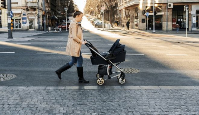 Femeie acuzată că atacă bebeluși pe stradă, internată la Psihiatrie - 62022821-1550649499.jpg