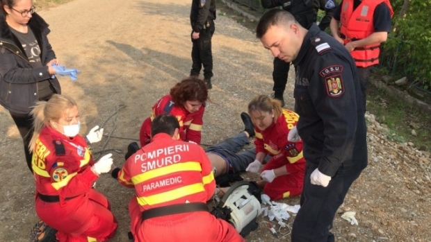 Bărbatul salvat de un paramedic după ce a căzut în apă a murit - 6203908353708000-1555759109.jpg
