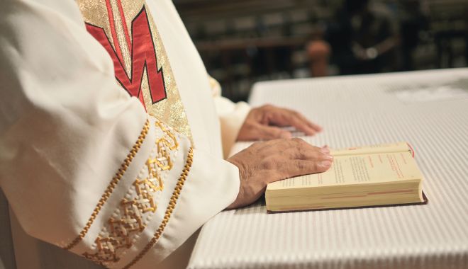 11 actuali sau foşti episcopi, puşi sub acuzare pentru violenţe sexuale - 621318441-1667899615.jpg