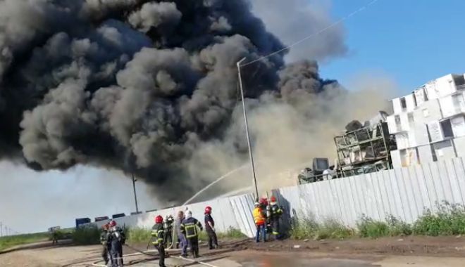 Incendiu la un depozit de materiale reciclabile. Populația, avertizată prin RO-ALERT - 62133000-1592983550.jpg