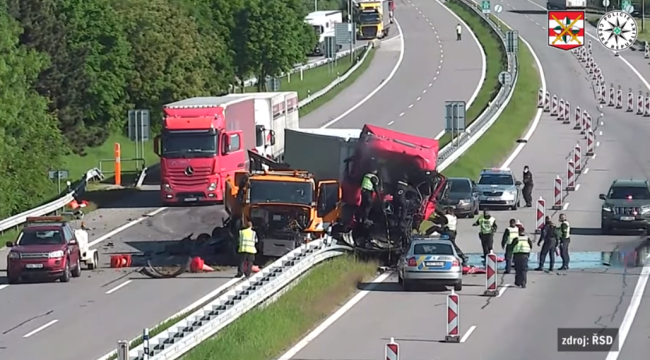 VIDEO / Un șofer de TIR român a murit în urma unui accident pe autostradă, în Cehia - 62192807-1622297527.jpg