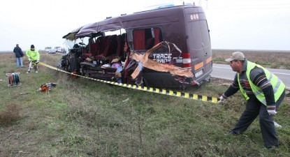 Un microbuz de călători s-a făcut praf după ce s-a ciocnit cu un tir - 621ad6cc8670cef52215c511f4ddde1e.jpg