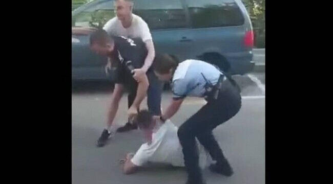 O poliţistă a fost lovită în timp ce încerca să încătuşeze un tânăr recalcitrant - 62208800-1629536720.jpg
