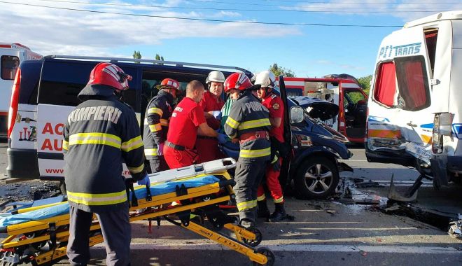 Accident cumplit după ce o camionetă și un autoturism s-au ciocnit. Mai multe persoane încarcerate
