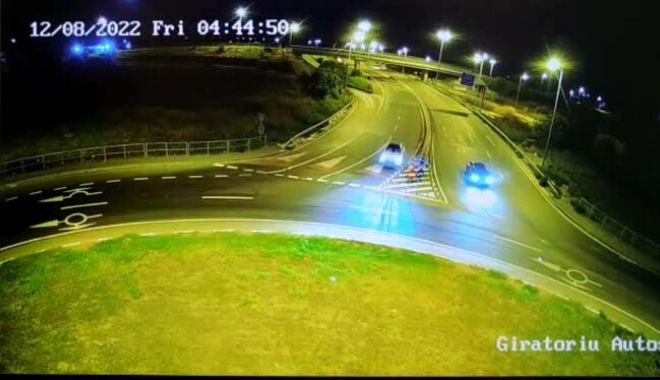 ACCIDENT SPECTACULOS LA OVIDIU! Un tânăr "a zburat" cu mașina peste un sens giratoriu și a luat foc, lângă o stație GPL