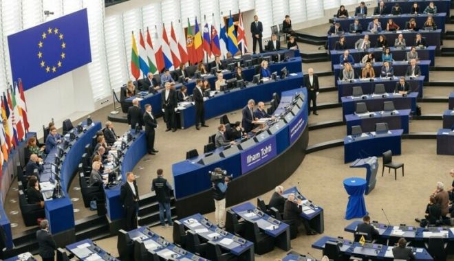 Uniunea Europeană reglementează inteligența artificială. Acordul politic a fost negociat aproape 35 de ore