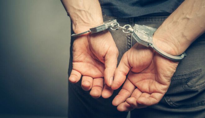 Doi bărbați au jefuit singura librărie din oraș și au agresat vânzătoarea
