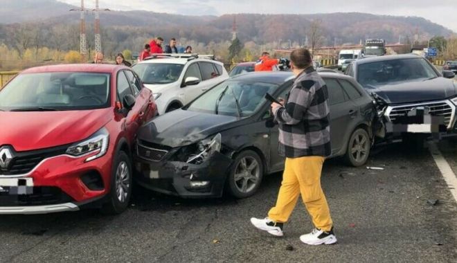 Carambol pe DN1. Șapte autovehicule implicate într-un accident rutier. 13 adulţi şi un copil se aflau în maşinile avariate - 62304117-1668767971.jpg