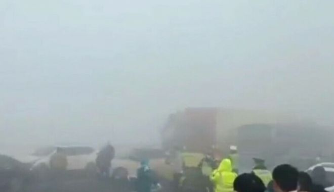 Un carambol cu 200 de autovehicule s-a produs pe un pod în China din cauza ceţii; o persoană a murit - 62313336-1672215596.jpg