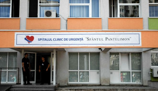 Tentativă de omor în curtea unui spital din capitală. Un tânăr a dat cu mașina peste un paznic și l-a luat la bătaie pe un altul