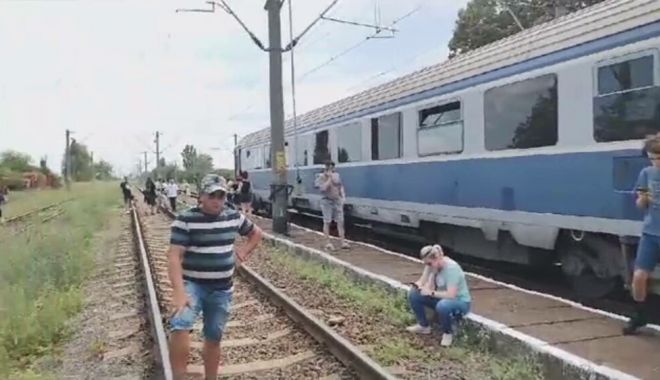 Sute de călători, blocați peste 12 ore în trenul care urma să îi ducă la mare