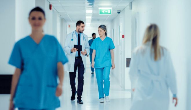 Colegiul Medicilor anunță că va oferi consiliere juridică gratuită medicilor care sunt agresaţi la locul de muncă