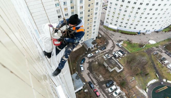 O femeie de 71 de ani a dezechilibrat, cu intenție, un alpinist aflat la etajul 11. Cum şi-a motivat gestul