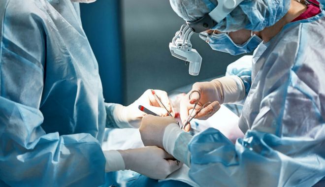 Medic estetician din Constanţa, cercetat după ce trei paciente pe care le-a operat au suferit complicaţii medicale grave