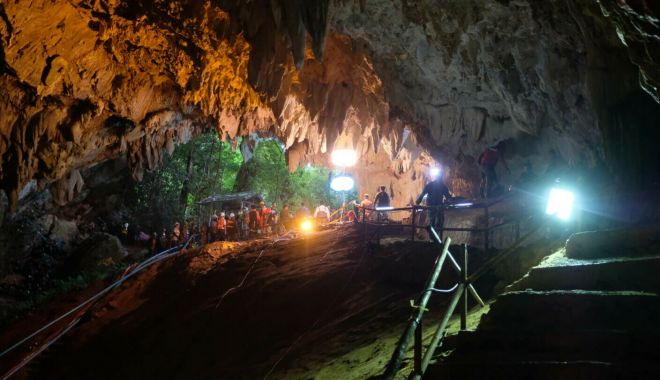 Operațiune contracronometru în Slovenia! Persoane blocate într-o peșteră în urma creșterii nivelului apelor