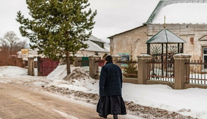 Călugăr reținut pentru crimă. A băut cu un enoriaș, apoi l-a omorât în bătaie