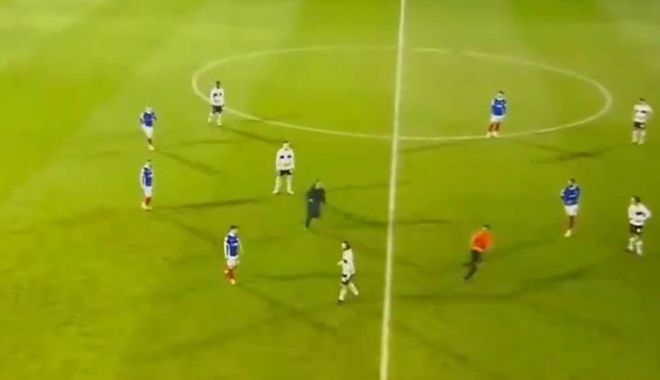 Un suporter a intrat pe teren și l-a fugărit pe arbitru, după o decizie controversată - 62421005-1706383467.jpg