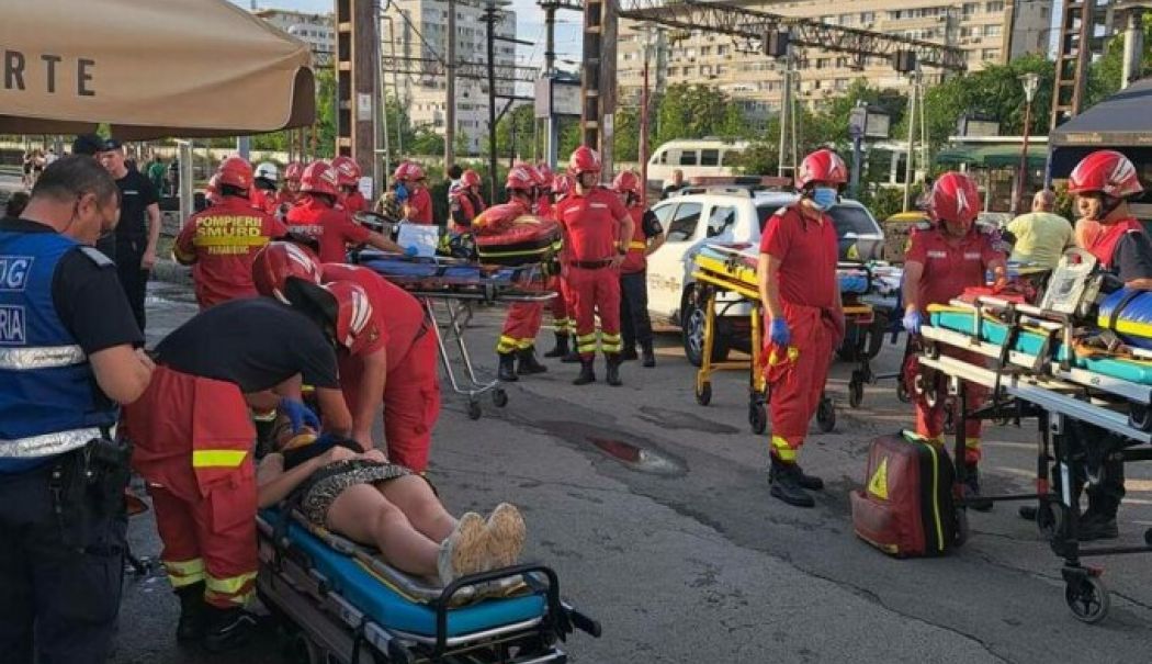 Incident grav în Gara Basarab. O locomotivă a lovit un tren cu pasageri, 15 persoane au fost rănite