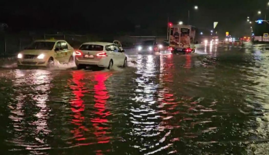 Prăpăd în Constanța după ploaia torențială de azi-noapte. Populația a primit RO-Alert - 62486992-1759561213.jpg