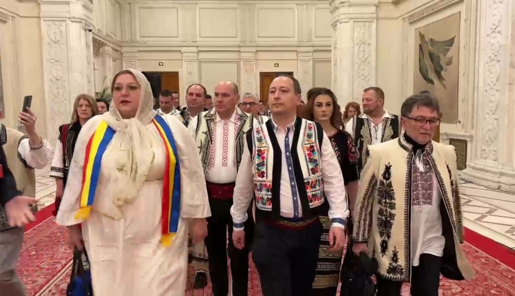 Deputaţii şi senatorii depun astăzi jurământul. Diana Șoșoacă a amenințat că ”o să iasă revoluție”
