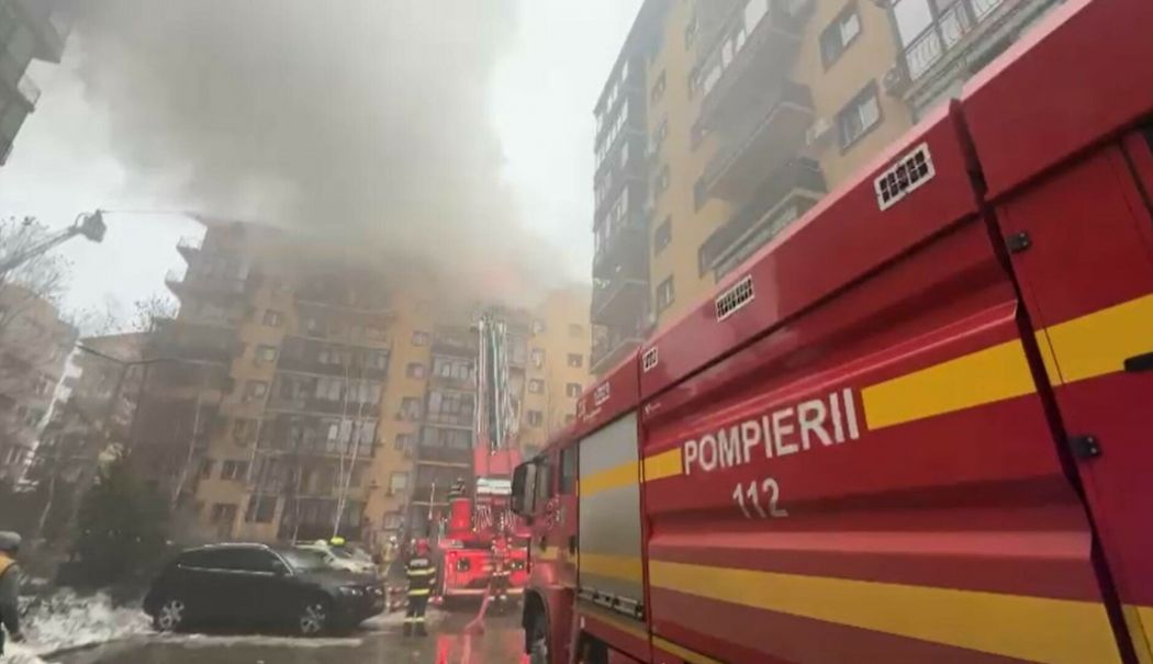 Incendiu puternic la un bloc cu şapte etaje şi mansardă. Au fost constituite echipe de căutare-salvare - 62523189-1740726291.jpg