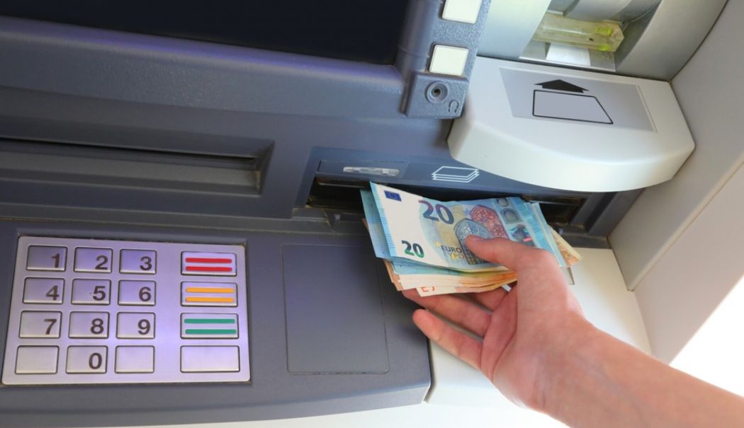Ce a pățit un bărbat la ATM. A bagat 3000 de euro iar aparatul i-a confiscat - 62528603-1747727040.jpg