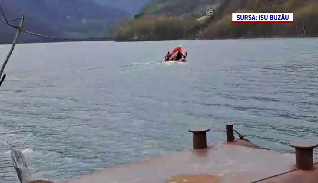 Un tânăr pompier e căutat de mai mult de 12 ore de scafandri, după ce s-a răsturnat cu hidrobicicleta în lacul Siriu