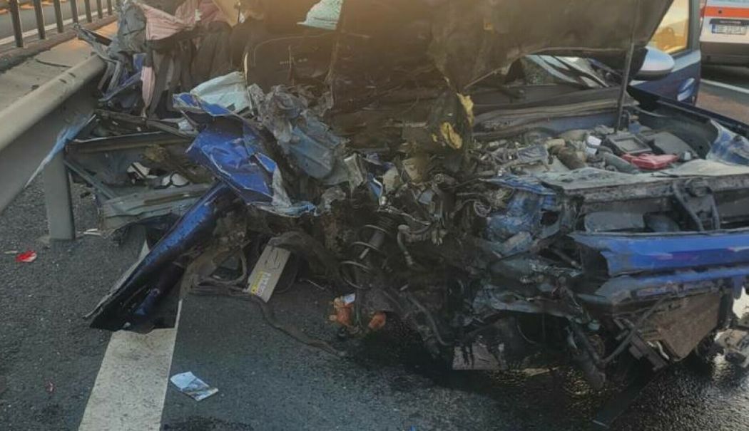 O femeie a murit și alte două persoane au fost rănite într-un accident pe A1. Printre victime se numără un copil de un an - 62542678-1746958204.jpg
