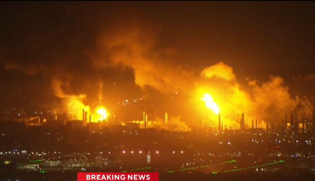 Explozie urmată de incendiu uriaș la cea mai mare rafinărie din SUA - 62579953-1759481577.jpg