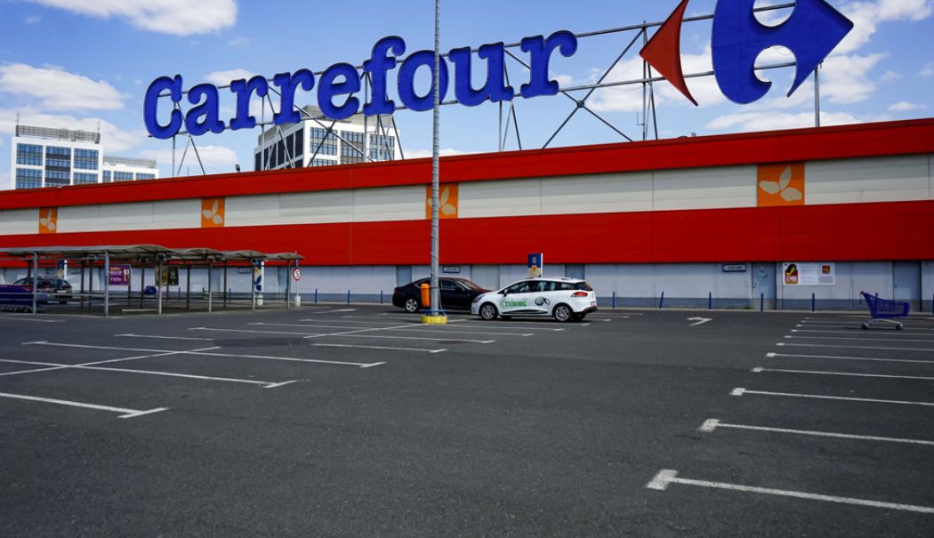 Frații Pavăl interesați să cumpere Carrefour. Cine s-a mai înscris în competiție