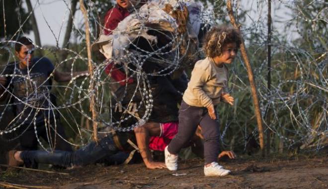 VIDEO. Imigranții au ciuruit gardul unguresc - 627x0-1441102388.jpg