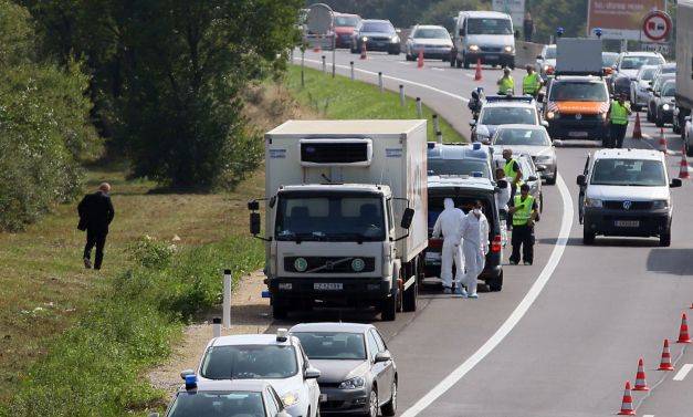 Doi români, inculpați pentru traficarea a peste 100 de migranți abandonați într-un camion - 627x0-1467386515.jpg