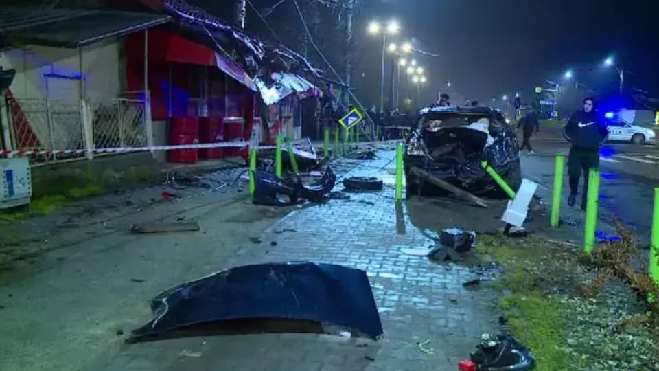 Accident ca în filme după ce o mașină a „zburat” peste un sens giratoriu - 63124442913288260226117882426926-1770471776.webp