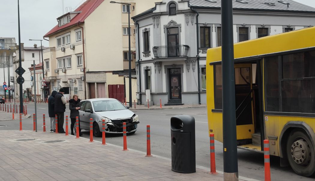 Accident între o mașină și un autobuz, în zona Tomis Mall! O persoană a fost rănită
