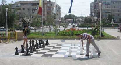 Joc de șah pe trotuar, în Parcul Central din Năvodari - 63a24a588a38679d827e8fcdd8ddff67.jpg