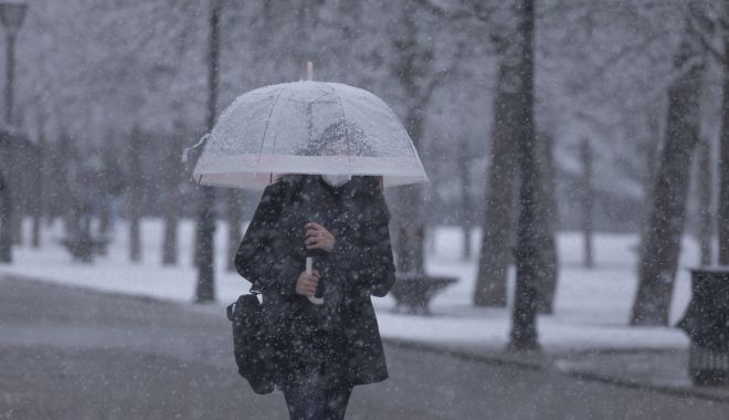 Precipitaţii mixte, polei în zonele joase şi ninsori la munte, până vineri dimineaţa