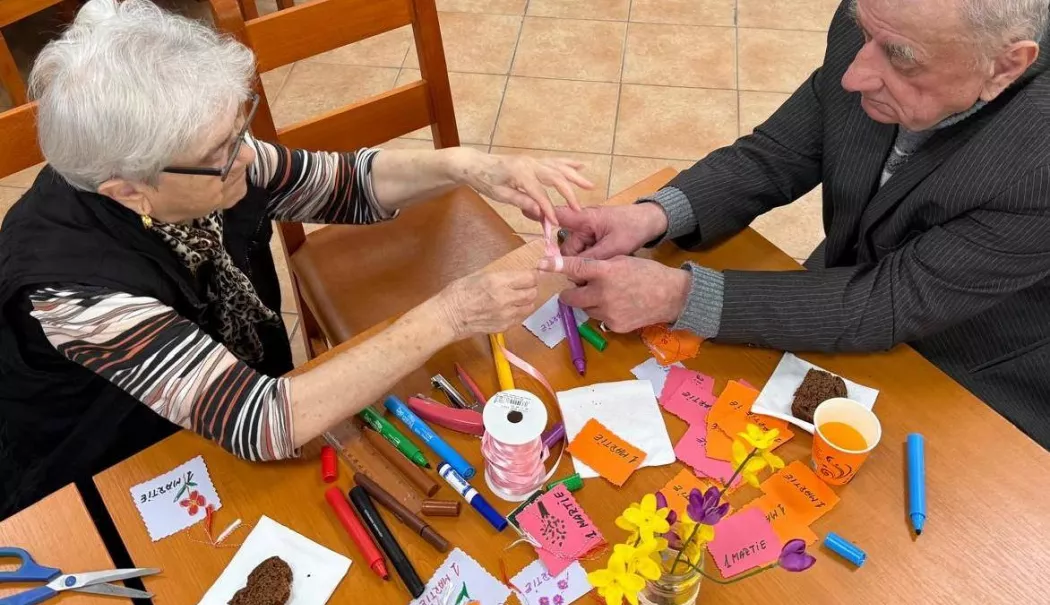 Atelier de mărțișoare organizat pentru seniorii constănțeni de 1 Martie - 64237628712353252487243506838509-1772361971.webp