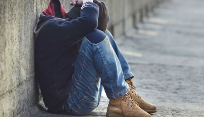 Aproape un sfert dintre tinerii din România se confruntă cu sărăcie severă - 642fcfe753788tinerisaraci-1682009273.jpg