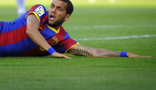 VIDEO - Dani ALVES, atacat cu o banană în timpul meciului! Ce s-a întâmplat după incident - 646x404-1398778076.jpg