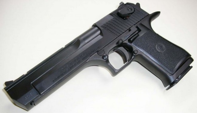 Arme deținute ilegal și droguri, descoperite de polițiști - 646x404-1403771588.jpg