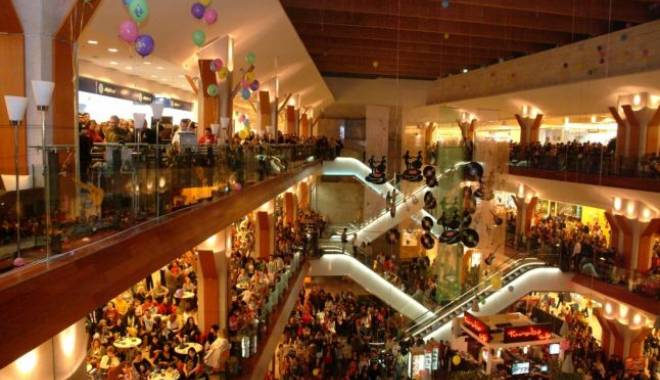 Grav incident la mall. O fetiță a căzut în gol, două etaje - 646x404-1455783180.jpg