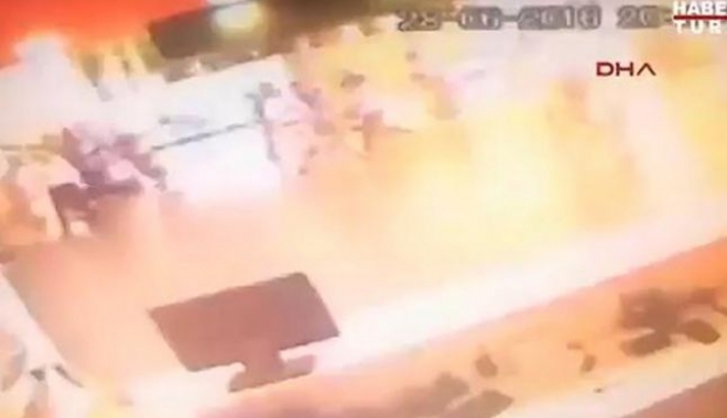 ATENȚIE, VIDEO CU IMPACT EMOȚIONAL! MOMENTUL ÎN CARE UN TERORIST SE ARUNCĂ ÎN AER, PE AEROPORTUL DIN ISTANBUL - 646x404-1467199406.jpg