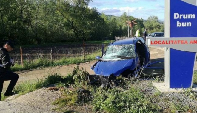 TRAGEDIE RUTIERĂ. UN MANELIST ȘI COLEGUL SĂU, MORȚI! Autoturismul lor s-a izbit într-un semn de intrare în localitate - 646x404-1494834210.jpg