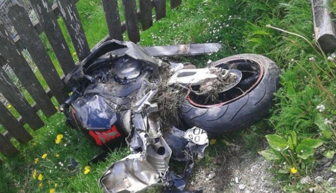 ACCIDENT RUTIER ȘOCANT. Un motociclist A MURIT, după ce a ajuns tocmai pe acoperișul unei case - 646x404-1496048753.jpg