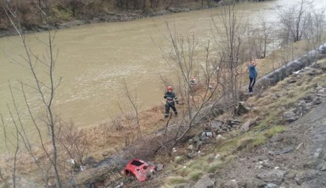 MAȘINĂ CĂZUTĂ ÎN APĂ! O fetiță a fost salvată de un martor, dar părinții nu au reușit să iasă - 646x404-1522651092.jpg