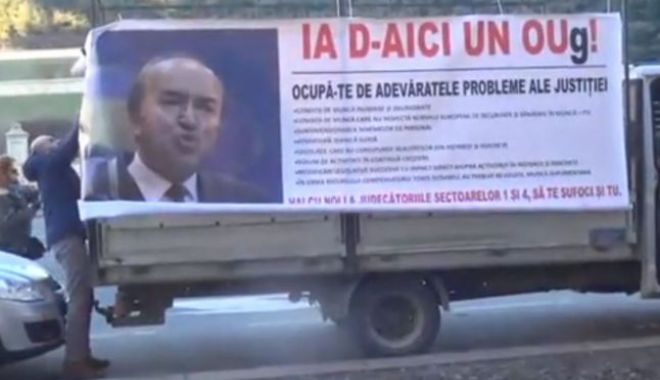 IMAGINEA ZILEI / Sediul Ministerului Justiției, atacat cu ouă! - 646x404-1551085534.jpg