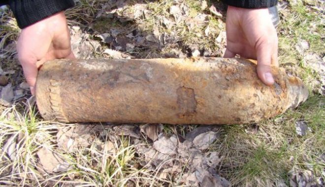 Două proiectile din al Doilea Război Mondial, găsite de niște culegători de ciuperci - 646x404-1562839772.jpg