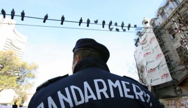 Atenție! Cum se rămâne fără rucsac în numai 20 de secunde! Noroc că jandarmii au fost pe fază! - 646x404-1566893144.jpg